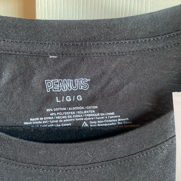 Peanuts NWT Snoopy in the Flowers Short Sleeve Cotton Blend Tshirt Size Large - Picture 6 of 7